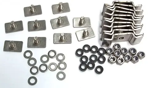 Daikin-Befestigungsteile, bestehend aus Metallplatten mit Stiften, Unterlegscheiben und Schrauben, angeordnet auf weißem Hintergrund.